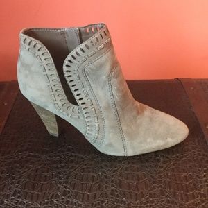 Vince camuto Reeista gray suede ankle bootie